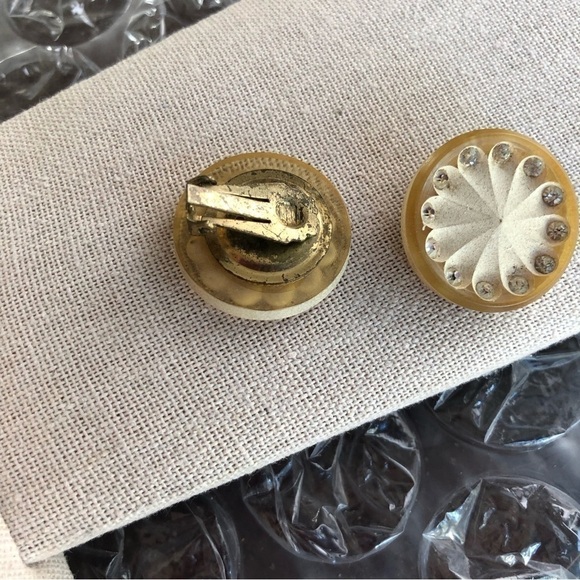 Vintage ClipOn Earrings - Picture 2 of 3